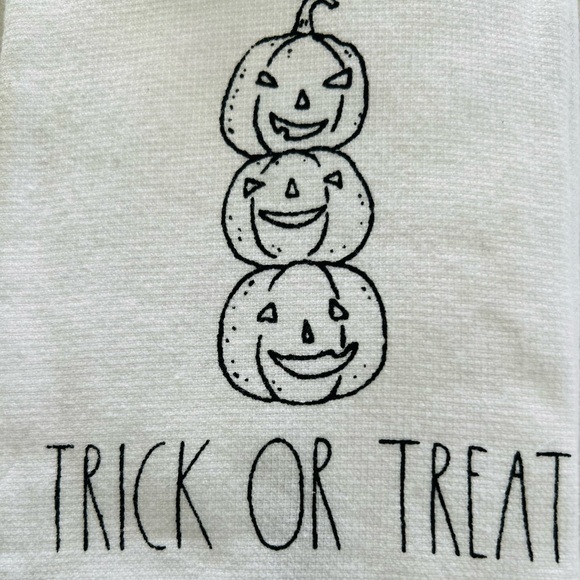 Rae Dunn Halloween Kitchen Towels Trick or Treat Happy Haunting Set of 3 NWT - Picture 3 of 6